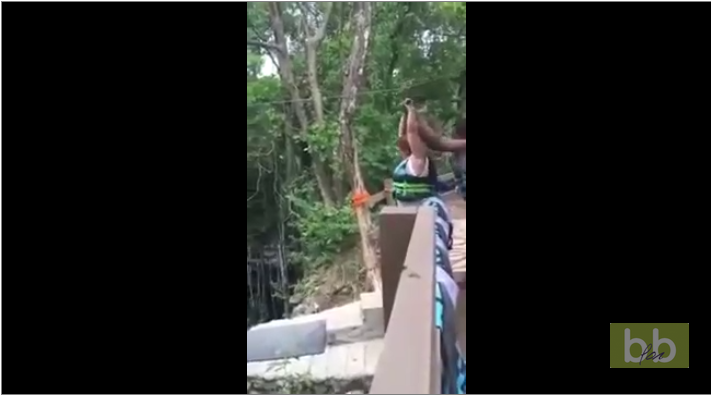 Une femme et peu trop forte rate complètement son saut à la tyrolienne