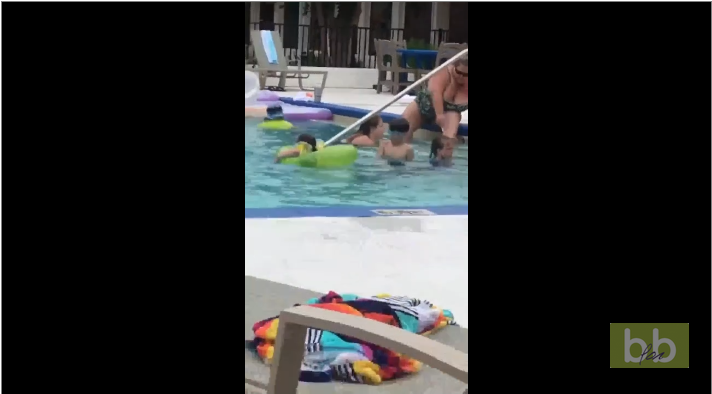 Une femme se rase les jambes dans la piscine d&rsquo;un l’hôtel !