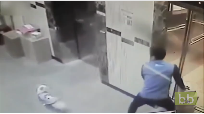 Un livreur sauve la vie d’un chien grâce à un bon réflexe