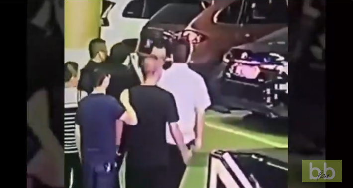 Un homme met une main aux fesses à une femme !! Mauvaise idée !