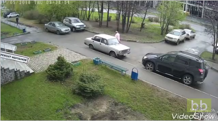 Une mamie passe au mauvais endroit au mauvais moment