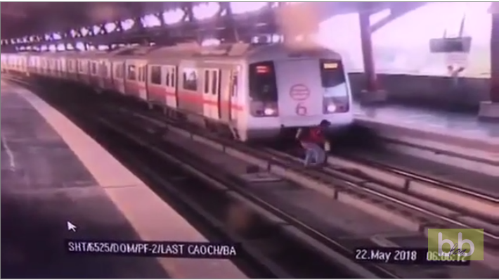 En Inde un homme traverse la voie juste au moment où un métro repart