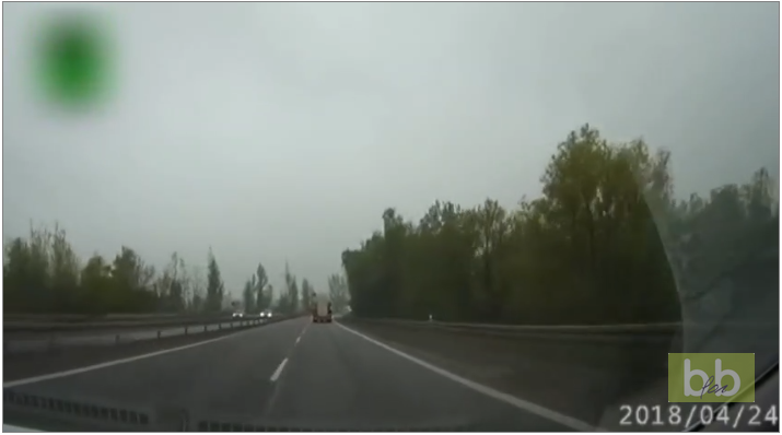 Le pneu d’un camion explose juste au moment où une voiture est en train de le doubler