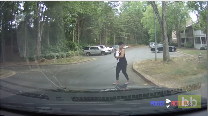 Un policier sauve la vie d’un nourrisson qui est en train de s’étouffer