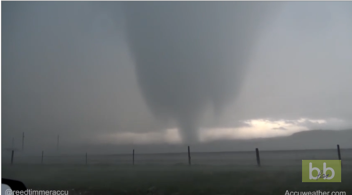 Une puissante tornade soulève des vaches dans les airs