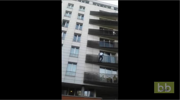 Un homme escalade un immeuble pour sauver un enfant suspendu dans le vide à Paris