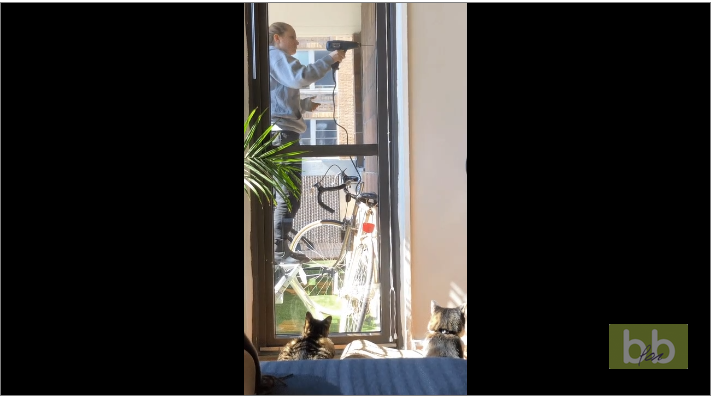 Le technique d&rsquo;une femme pour percer un trou avec une perceuse