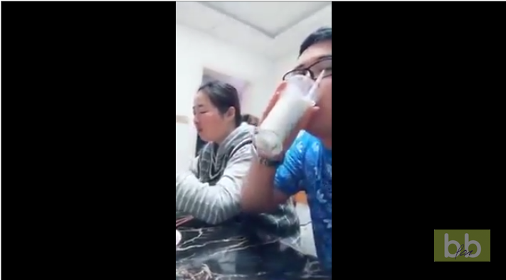 Une très bonne blague avec une paille et un verre de lait