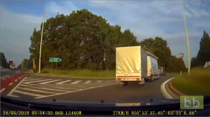 Le conducteur d’une camionnette veut se venger d’un automobiliste mais se trompe de voiture