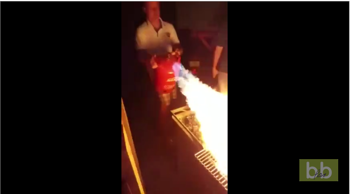 Ils font cuire leur viande de barbecue avec une bonbonne de gaz