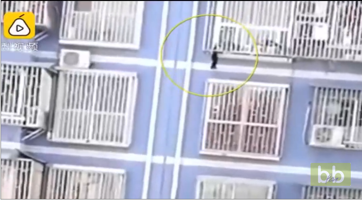 Un Chinois escalade la façade d’un immeuble pour sauver un enfant suspendu