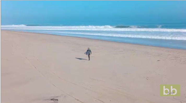 Koa Smith surfe la même vague pendant 2 minutes