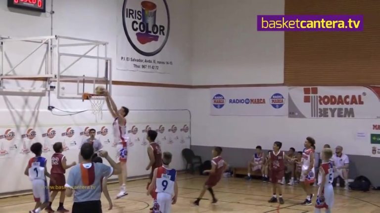 Olivier Rioux, un jeune basketteur de 12 ans qui mesure déjà 2,13m !