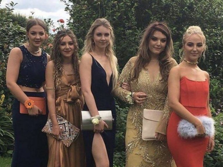 Saurez-vous trouver le surprenant détail de cette photo entre amies ?