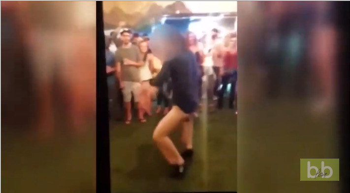 Un agent du FBI fait tomber son arme en dansant et tire accidentellement sur un homme