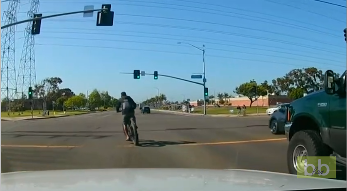 Un automobiliste a une grosse surprise en roulant sur une grande avenue en Californie