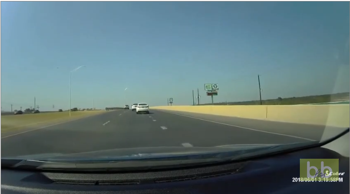 Un automobiliste percute un objet improbable au milieu de l’autoroute