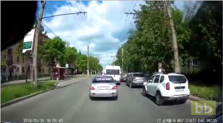 Un automobiliste fait exprès d’empêcher une femme de traverser la route n’importe où