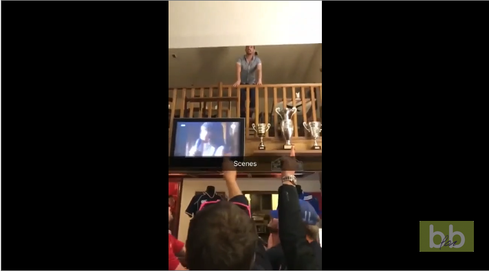 Il saute sur ses potes depuis le balcon d’un bar