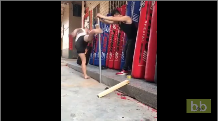 Il brise une brique et plie une barre de fer avec son tibia !