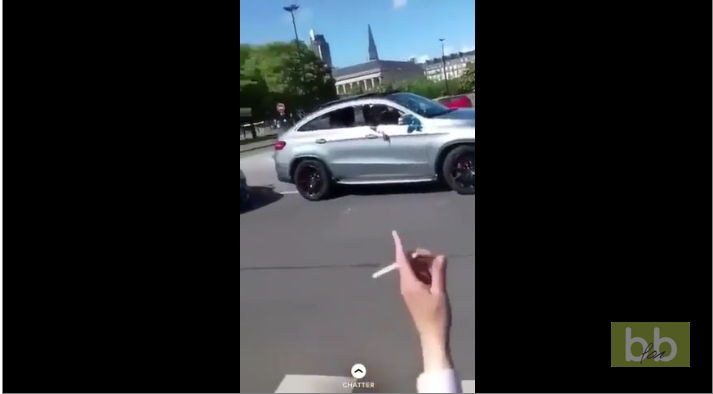 Il crashe sa voiture comme une quiche sur un rond-point !