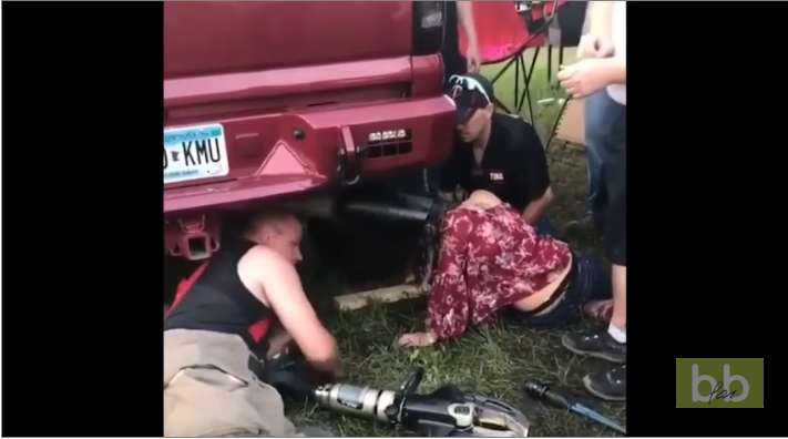 Une femme ivre se coince la tête dans le pot d’échappement d’un pickup