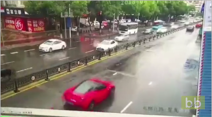 Quand une femme loue une Ferrari et la crashe…
