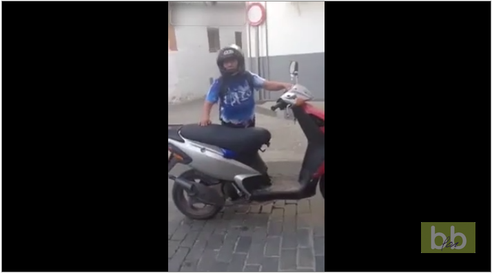 Une fille complètement ivre veut absolument repartir en scooter.