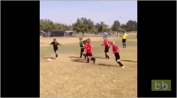 Un garçon footballeur élimine 3 adversaires