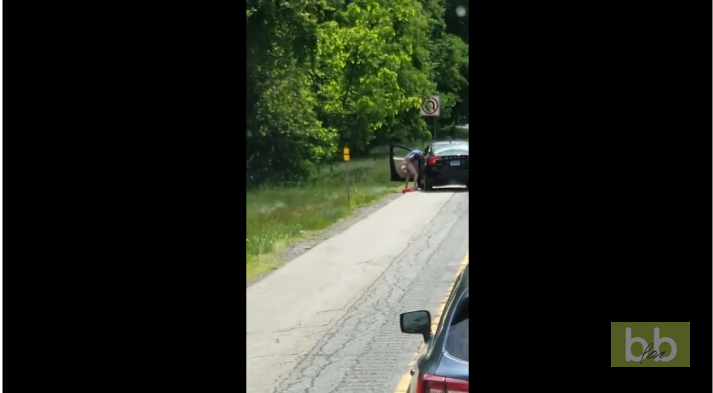 Un homme coincé dans les bouchons ne pouvait plus attendre