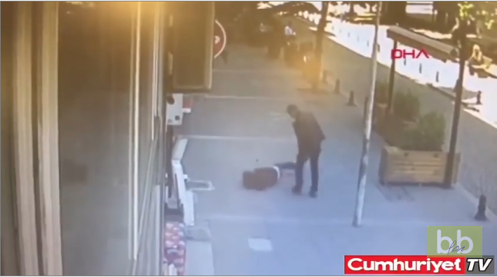 Un passant corrige un homme qui frappe son ex-femme dans la rue en Turquie