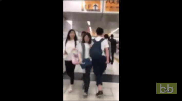 Cet homme s’amuse à pousser toutes les femmes qu’il croise dans le métro au Japon
