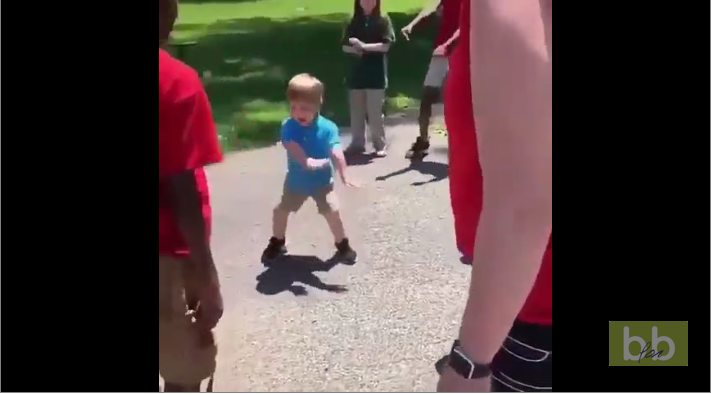 Ce jeune garçon met le feu quand il danse !!