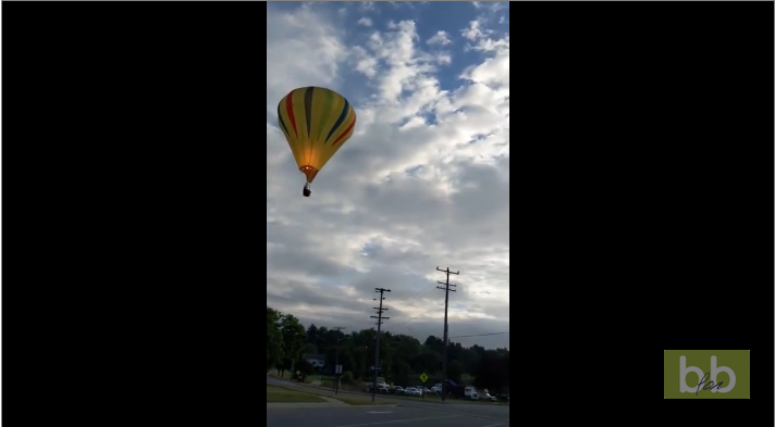Une montgolfière touche des lignes électriques et termine dans un lac aux États-Unis.