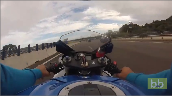 Un motard roule comme un fou sur l’autoroute au Portugal.