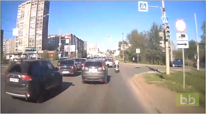 Un motard veut gagner du temps en passant par le trottoir mais c’est une mauvaise idée