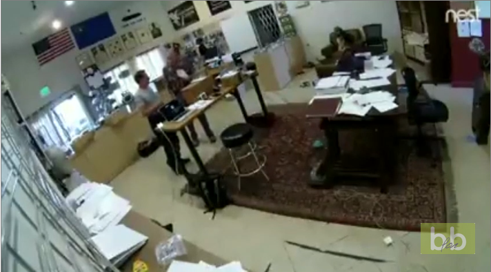 Cet homme se tire accidentellement dans les parties génitales