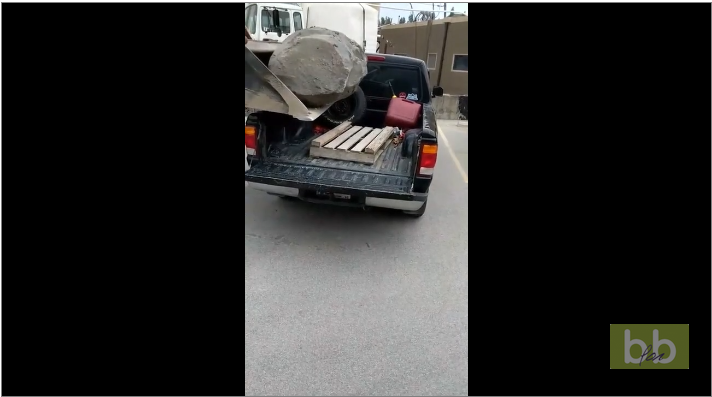 Il charge un roche immense dans son pickup bonne ou mauvaise idée ?