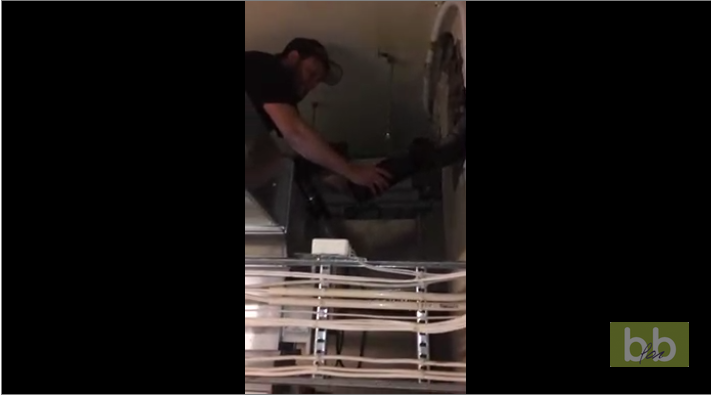 Quand un plombier débouche une canalisation