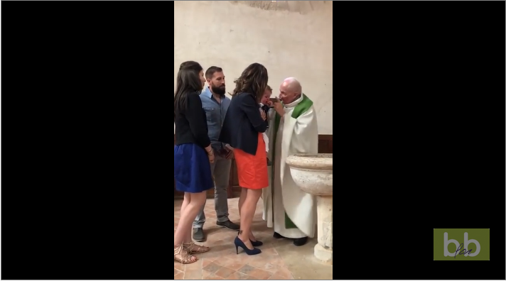 Un prêtre gifle un enfant pendant son baptême et provoque l&rsquo;indignation des internautes