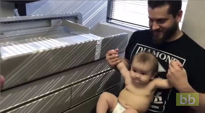 Un pédiatre distrait un bébé pendant des piqûres