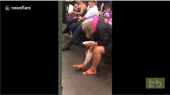 New-York – Une femme se rase les jambes en attendant son train