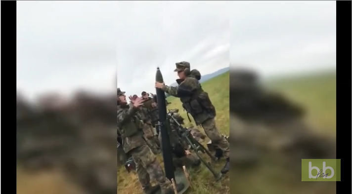 Un soldat se rate en tirant un mortier