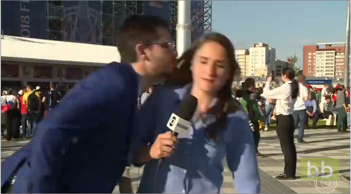 Un supporter tente d’embrasser une journaliste brésilienne…
