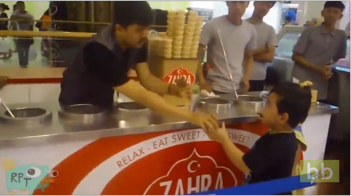 Ce vendeur de glaces va rendre rendu fou ce gosse