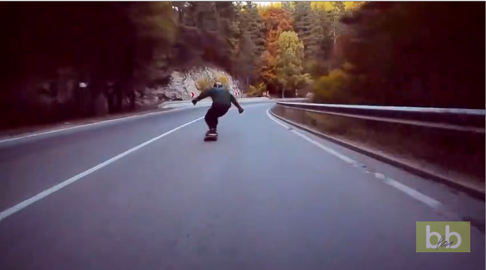 Un jeune homme fait une violente chute en longboard…