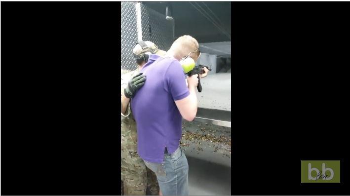 Il tire à l’AK-47 dans un stand de tirs et c’est à deux doigts de la catastrophe !