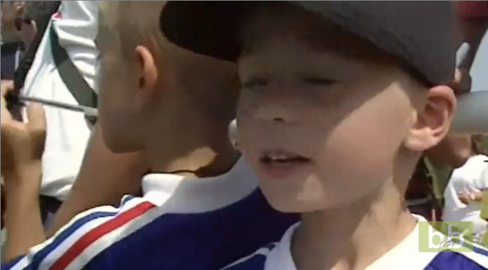 Thierry Henry signe un autographe Antoine Griezmann (1998)