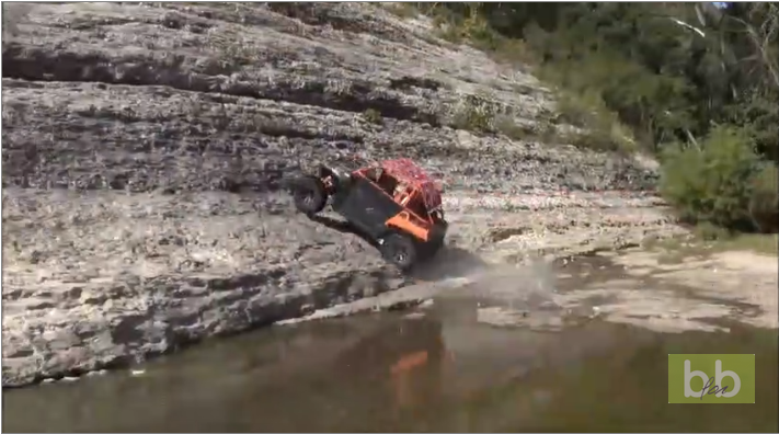 Ce fou tente l&rsquo;impossible avec son buggy…