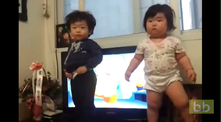Ces bébés qui dansent vont faire votre journée… Adorable
